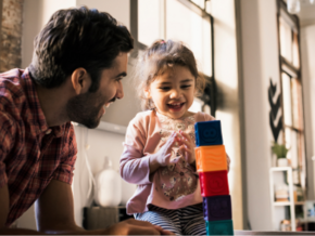 Tío jugando con su sobrina pequeña
