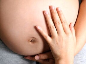 Vientre de adolescente embarazada. 