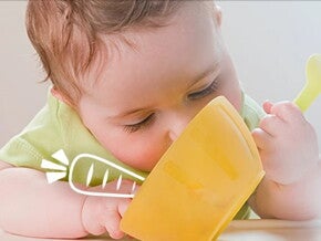 Niña pequeña comiendo un snack.