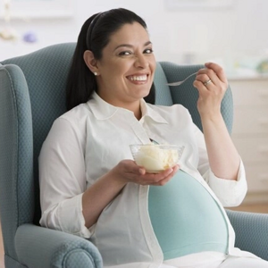 El calcio y la vitamina D en el embarazo Mujer embarazada comiendo