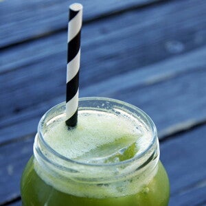 Jugo de kiwi, piña, chía y menta