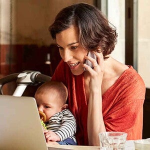 Mamá con su bebé mirando su laptop Mamá con su bebé mirando su laptop