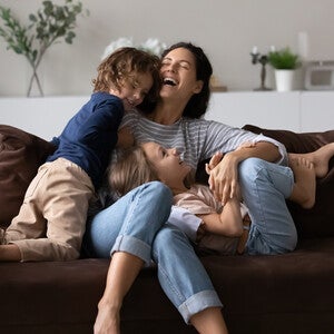 Madre jugando con sus hijos en casa