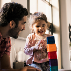 Tío jugando con su sobrina pequeña