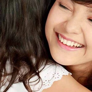 Cómo elegir a la niñera ideal Niñera abrazando a niña.