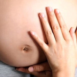 Vientre de adolescente embarazada. 