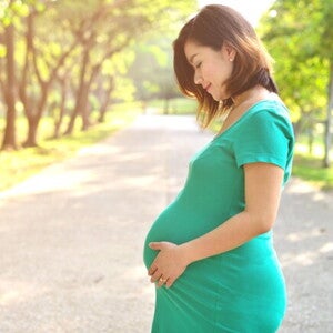 Embarazada sosteniendo su barriga Embarazada sosteniendo su barriga