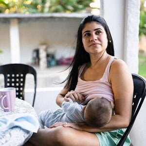 Madre sentada amamantando a un bebé