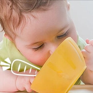 Snacks saludables para niños pequeños Niña pequeña comiendo un snack.