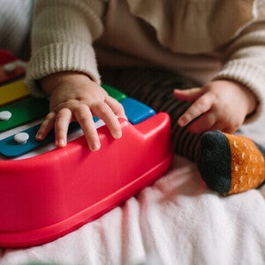 Bebé jugando con un xilófono. Concepto de desarrollo del cerebro.