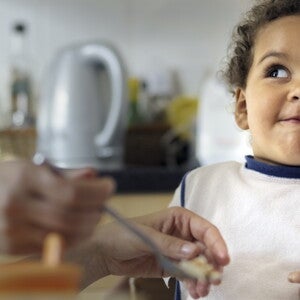 Cómo complacer a un niño melindroso para comer Cómo complacer a un niño melindroso para comer
