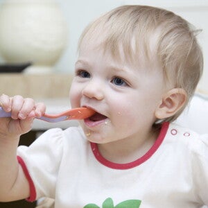 Conforme los niños comienzan a comer en la mesa familiar, ¿sus dietas empiezan a reflejar los patrones de dieta de los hermanos mayores y los adultos? Conforme los niños comienzan a comer en la mesa familiar, ¿sus dietas empiezan a reflejar los patrones de dieta de los hermanos mayores y los adultos?