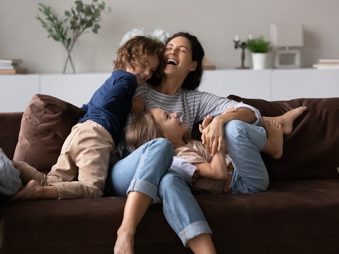Madre jugando con sus hijos en casa