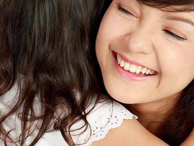 Cómo elegir a la niñera ideal Niñera abrazando a niña.