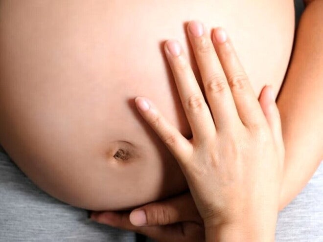Vientre de adolescente embarazada. 