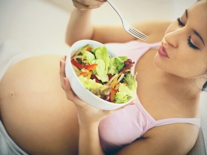 Embarazada alimentándose saludablemente Embarazada alimentándose saludablemente