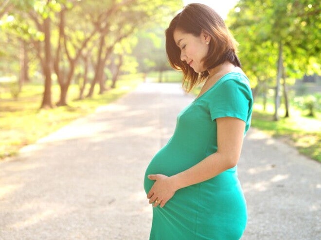 Embarazada sosteniendo su barriga Embarazada sosteniendo su barriga