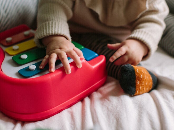 Bebé jugando con un xilófono. Concepto de desarrollo del cerebro.