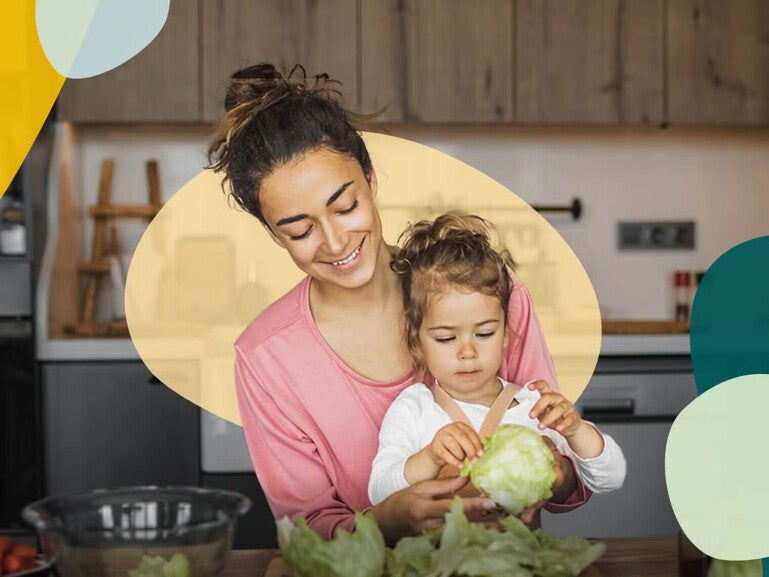 imagen madre e hija cocinando