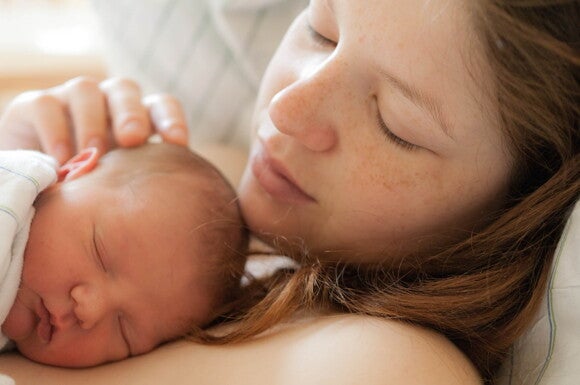 Mamá abrazando a su bebé Mamá abrazando a su bebé