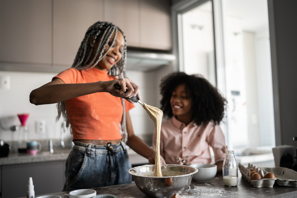 Tía y sobrina cocinando juntas