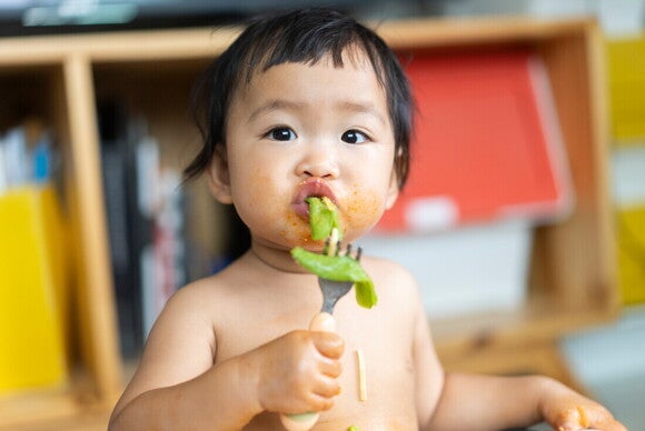 Niño pequeño comiendo verduras. Alimentación saludable a los 24 meses.